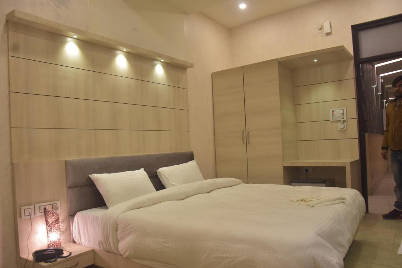 Hotel Mahendra Plaza Hardoi Exteriör bild