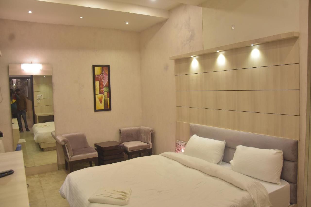 Hotel Mahendra Plaza Hardoi Exteriör bild